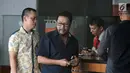 Politisi Partai Golkar Yorrys Raweyai berjalan keluar gedung KPK usai diperiksa, Jakarta, Selasa (31/10). Yorrys diperiksa sebagai saksi untuk tersangka Markus Nari dalam kasus dugaan merintangi proses penyidikan. (Liputan6.com/Helmi Fithriansyah)