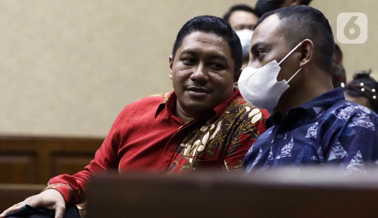 Mantan penyidik KPK, Stepanus Robin Pattuju (kiri) bersama Maskur Husain sesaat sebelum menjadi saksi dalam sidang lanjutan dugaan suap penanganan perkara korupsi di Lampung Tengah dengan terdakwa Azis Syamsuddin di Pengadilan Tipikor Jakarta, Kamis (23/12/2021). (Liputan6.com/Helmi Fithriansyah)