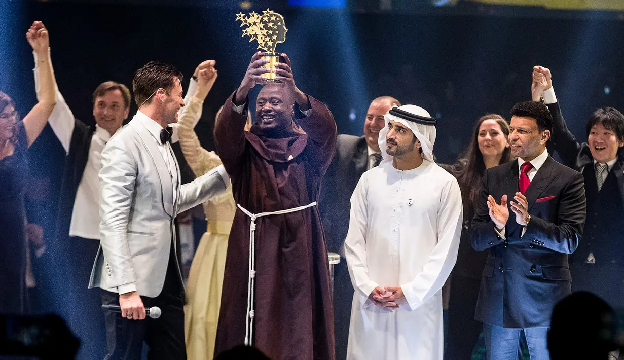 Guru mata pelajaran sains, Peter Tabichi menerima penghargaan 2019 Global Teacher Prize di Dubai, Uni Emirat Arab, 24 Maret 2019. Guru di Kenya itu dinobatkan sebagai pengajar terbaik di dunia dan mendapat hadiah uang senilai USD1juta atau setara Rp14 miliar. (GLOBAL EDUCATION AND SKILLS FORUM/AFP)
