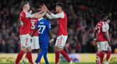 Pemain Arsenal, Viktor Gyoekeres (kiri) dan Piero Hincapie merayakan kemenangan setelah pertandingan lanjutan Premier League musim 2025/2026 melawan Everton di Emirates Stadium, Inggris, Sabtu 14 Maret 2026 waktu setempat atau Minggu (15/3/2026) dini hari WIB. Menjamu Everton, Arsenal berhasil mengamankan kemenangan dramatis. (AP Photo/Kin Cheung)