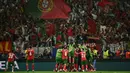 Penampilan apik penjaga gawang Portugal Diogo Costa berhasil menggagalkan tiga penalti pemain Slovenia. Portugal menang 3-0. (Angelos Tzortzinis/AFP)