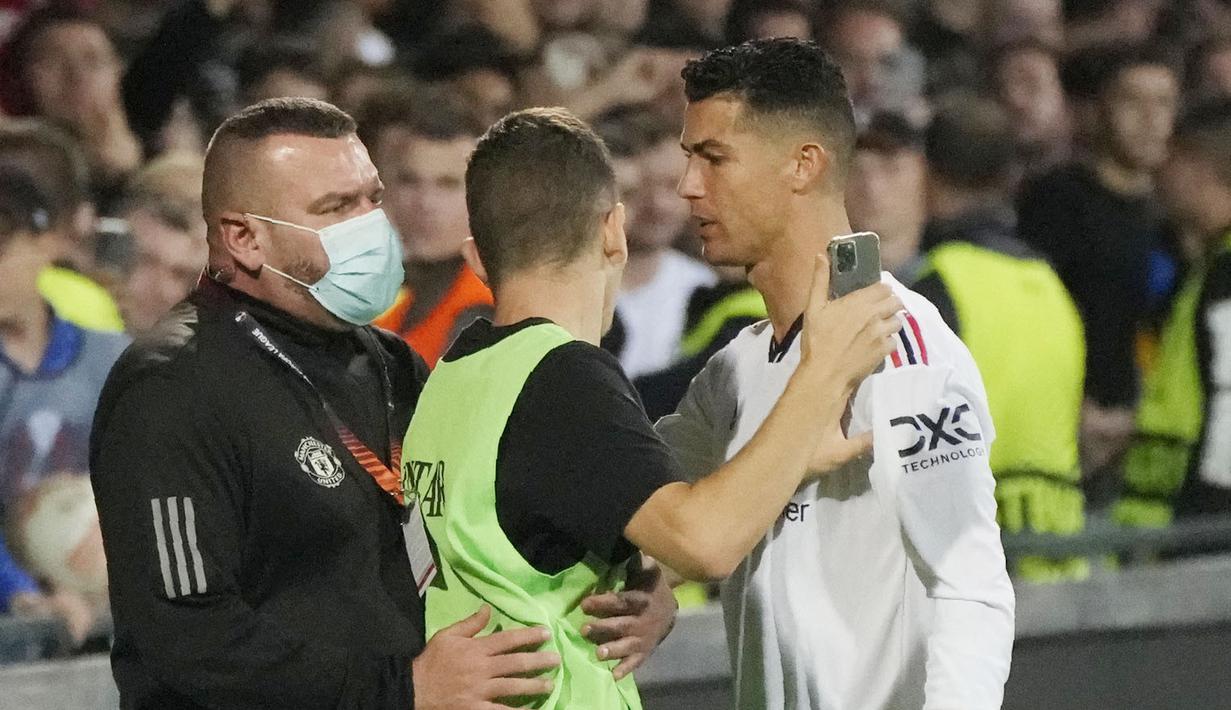 Namun, Ronaldo menolak ajakan foto selfie dari fans tersebut. Ronaldo memberi isyarat tangan bahwa dia tidak bersedia berfoto. Ronaldo kemudian berjalan ke lorong menuju ruang ganti Stadion Zimbru. (AP/Sergei Grits)