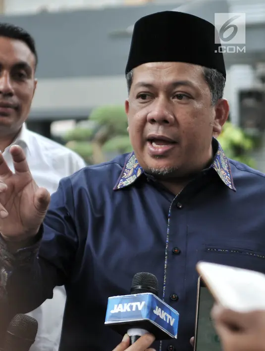 Wakil Ketua DPR RI Fahri Hamzah memberi keterangan usai memenuhi panggilan di Mapolda Metro Jaya, Jakarta, Senin (19/3). Fahri mendatangi Mapolda Metro Jaya terkait pelaporannya terhadap Presiden PKS Sohibul Iman. (Merdeka.com/Iqbal S. Nugroho)