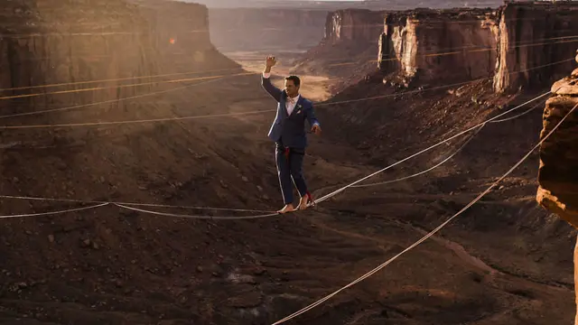 [Bintang] Nikah di Ketinggian, Foto-foto Pasangan Ini Bikin Jantung Longsor