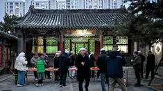 Warga Muslim etnis Hui Tiongkok, berbuka puasa di sebuah masjid selama minggu terakhir bulan suci Ramadan di Beijing pada 17 Maret 2026. Ramadan merupakan momen penting bagi Etnis Hui, kelompok Muslim terbesar di Tiongkok. (Adek BERRY/AFP)