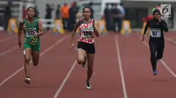 Atlet asal DKI Jakarta, Jeany Nurainy (tengah) saat berlaga di kelas lari 100 meter putri U-20 Kejurnas Atletik U18, U20 dan Senior 2019 di Stadion Pakansari, Kab Bogor, Jumat (2/8/2019). Jeany Nurainy meraih posisi pertama dengan catatan waktu 12,15 detik. (Liputan6.com/Helmi Fithriansyah)