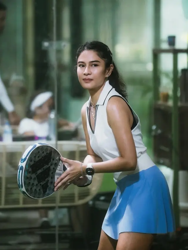 Gaya-gaya Dian Sastro Saat Main Padel, Modis Manis Meski Berkeringat