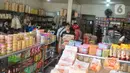 Pekerja membawa kardus berisi kue kering di salah satu toko penjualan kue kering di kawasan Ciracas, Jakarta, Selasa (19/5/2020). Adanya pandemi covid-19 diakui para pedagang menyebabkan penjualan kue kering menjelang lebaran turun hingga 50 persen. (Liputan6.com/Immanuel Antonius)