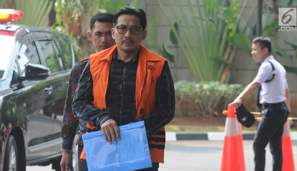 Anggota DPR dari Fraksi Golkar nonaktif Bowo Sidik Pangarso berjalan akan menjalani pemeriksaan di Gedung KPK, Jakarta, Senin (22/7/2019). Bowo Sidik Pangarso diperiksa sebagai tersangka terkait aliran suap dari berbagai instansi kementerian BUMN. (merdeka.com/Dwi Narwoko)