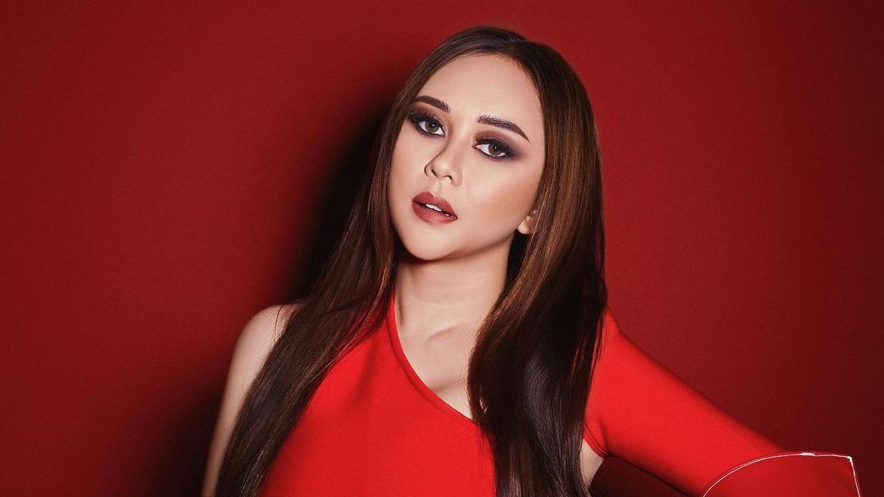 7 Gaya Pemotretan Terbaru Aura Kasih, Tampil dengan Rambut Pirang