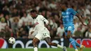 Bek Tottenham Hotspur, Emerson (kiri) mengontrol bola melewati bek Marseille Nuno Tavares selama pertandingan Grup D Liga Champions di stadion Tottenham Hotspur, di London, Inggris, Kamis (8/9/2022). Tottenham menang atas Marseille 2-0. (AFP/Adrian Dennis)