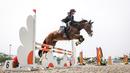 Atlet berkuda tim Equinara Horse Sports, Syadza Richella Amorifa beraksi pada nomor Show Jumping 70-90 cm saat ajang Solidarity Equestrian Challange 2022 yang berlangsung di Jakarta International Equestrian Park, Jakarta Timur, Minggu (30/01/2022). (Bola.com/Bagaskara Lazuardi)