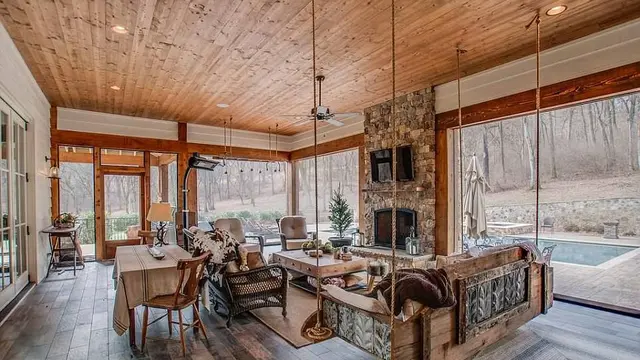 [Bintang] Rumah Miley Cyrus, Terasa Tinggal di Kampung