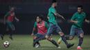 Gelandang Timnas Indonesia, Andik Vermansah, mengejar bola saat latihan di Stadion Patriot, Bekasi, Senin (2/10/2017). Latihan ini merupakan persiapan jelang laga persahabatan melawan Kamboja. (Bola.com/Vitalis Yogi Trisna)