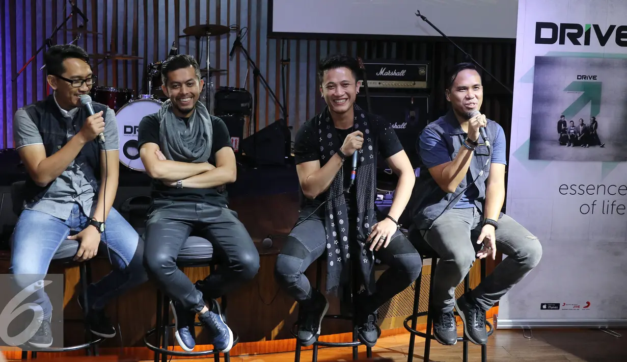 Band Drive saat launching album terbarunya di kawasan SCBD, Jakarta, Selasa (24/05/2016). Menggandeng vokalis baru,  Tirta Adila (kedua kanan) band ini kembali meluncurkan album ke lima.  (Liputan6.com/Herman Zakharia)