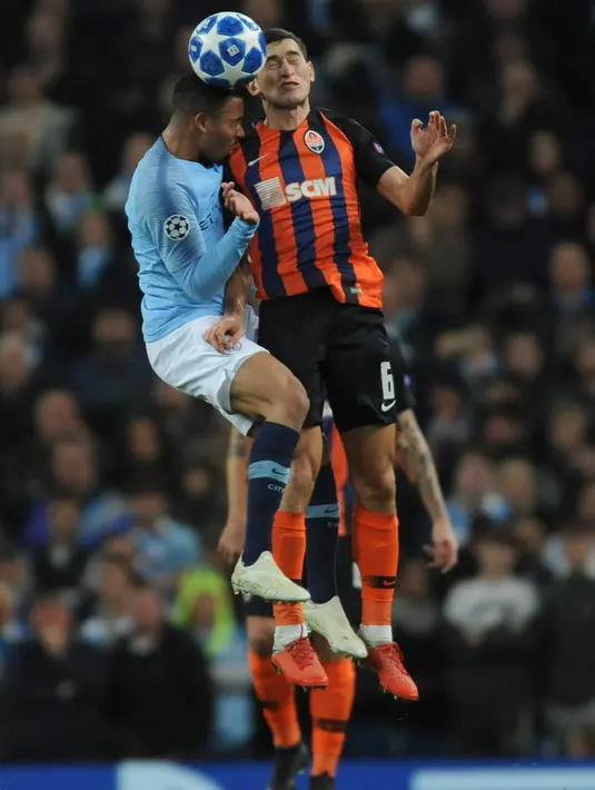 Penyerang Manchester City Gabriel Jesus berebut bola udara dengan gelandang Shakhtar Donetsk, Taras Stepanenko selama pertandingan grup F Liga Champions di stadion Etihad, Inggris (7/11). City menang 6-0 atas Shakhtar Donetsk. (AP Photo/Rui Vieira)