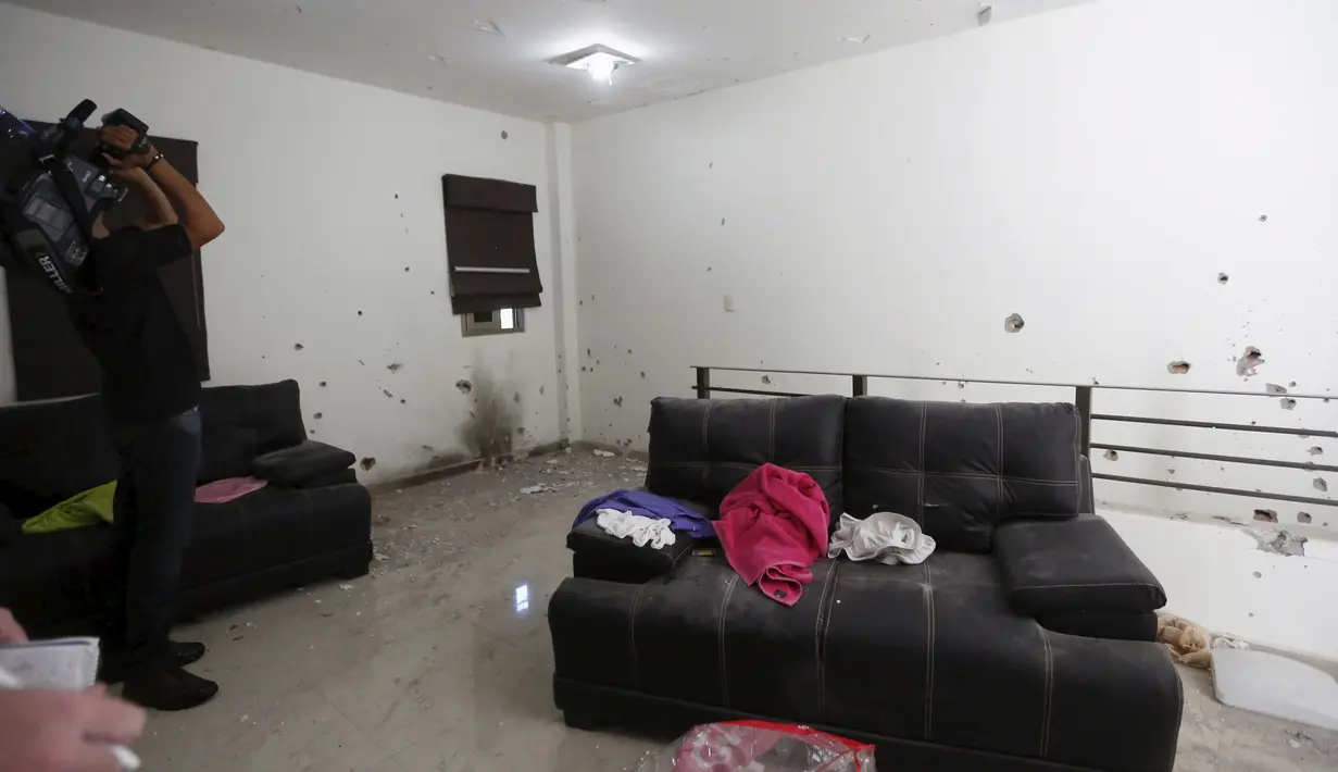 Bekas tembakan tampak disalah satu tembok di rumah persembunyian bandar Narkoba terkenal " El Chapo " Guzman, Sinaloa, Meksiko, (11/1). Petugas kepolisian kembali berhasil menangkap " El Chapo " Guzman dan beberapa anak buahnya. (REUTERS / Edgard Garrido)