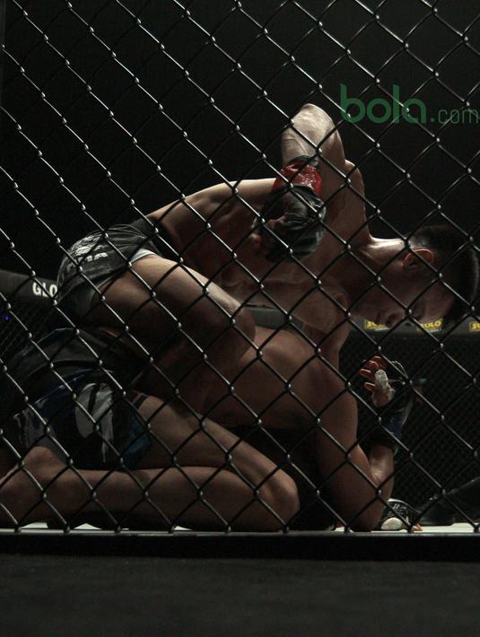 Aksi Stefer Rahardian memukul lawannya Himanau Kaushik pada ajang One Championship 2018 di Jakarta Convention Center, Sabtu (12/5/2018). Stefer Rahardian mudah pada menit kedua ronde pertama. (Bola.com/Nick Hanoatubun)
