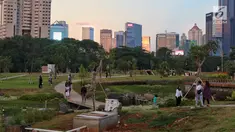 Suasana Hutan Kota di kawasan Gelora Bung Karno, Jakarta, Minggu (6/1). Warga Jakarta kini memiliki alternatif wisata untuk menghabiskan akhir pekan. (Liputan6.com/JohanTallo)