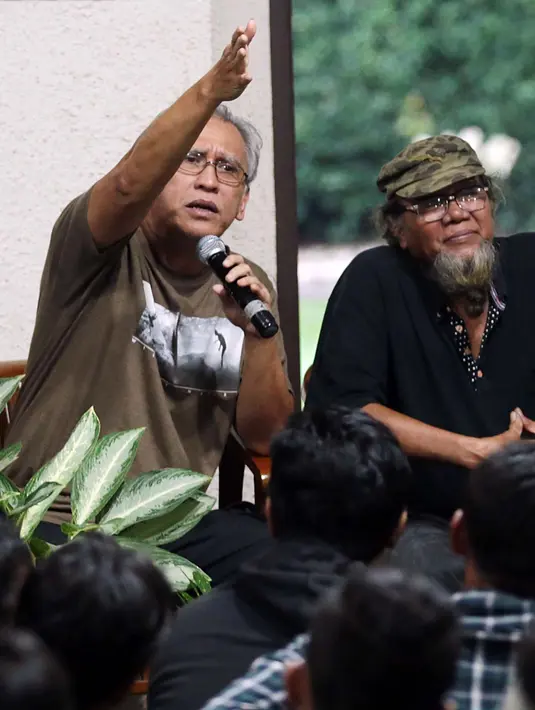 "Masing-masing punya kerinduan. Intinya terserah lah, yang penting lu jangan merugikan diri sendiri, jangan merugikan orang lain, sayang sama alam semesta,” tambah Iwan. (Deki Prayoga/Bintang.com)