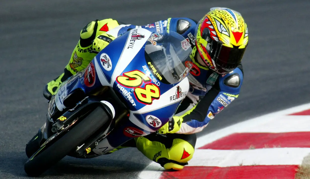 Marco Simoncelli - Pembalap berbakat yang digadang-gadang  sebagai penerus Valentino Rossi ini mengalami kecelakaan tragis hingga meregang nyawa di Sirkuit Sepang. Untuk menghormati mendiang dan keluarganya, Dorna dan FIM resmi mempensiunkan nomor 58. (AFP/Jaime Reina)
