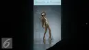 Model membawakan busana rancangan Rinaldy Yunardi bertema "Eyes to the Future" di Jakarta Fashion Week 2016 di Jakarta, Jumat (30/10). Pemilihan Dewi Fashion Knights (DFK) juga dilakukan oleh Dewi Fashion Panel. (Liputan6.com/Herman Zakharia)
