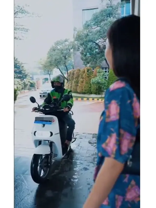 6 Potret Bahagia Driver Ojol Babeh Ary Bonceng Raline Shah, Keliling Jakarta