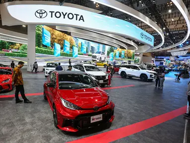 Suasana booth Toyota saat memamerkan produk terbaru dan terinovatif dalam ajang Gaikindo Indonesia International Auto Show (GIIAS) 2024 di ICE BSD, Kabupaten Tangerang, Rabu (17/7/2024). (Liputan6.com/Angga Yuniar)