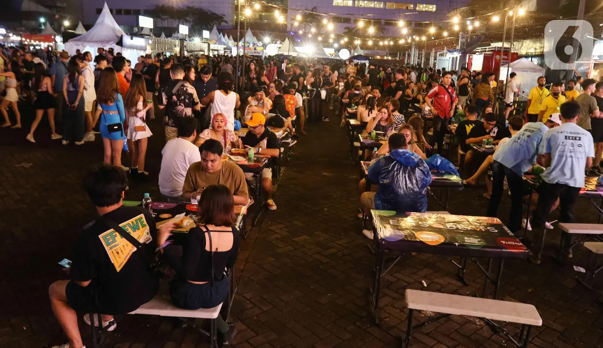 Suasana festival musik Djakarta Warehouse Project (DWP) 2022 di JIExpo Kemayoran, Jakarta, Jumat (9/12/2022). Sejumlah disjoki lokal hingga mancanegara dipastikan tampil dalam gelaran yang sempat dihentikan selama dua tahun karena pandemi Covid-19 itu. (Liputan6.com/Herman Zakharia)