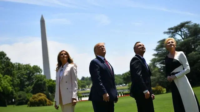 Melania dan Donald Trump (kanan) bergabung dengan Andrzej Duda dan istrinya Agata Kornhauser-Duda (kiri) meyaksikan jet tempur F-35 terbang di atas Gedung Putih (AFP Photo).