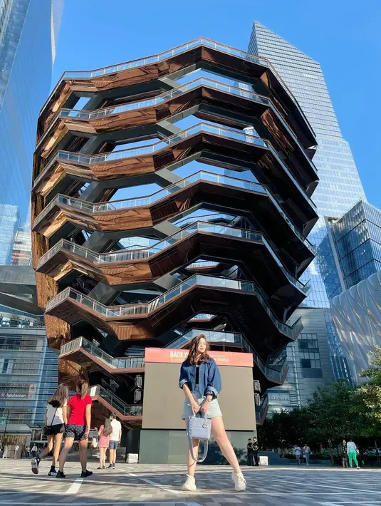 Olivia Allan menghadirkan gaya simple chic. Dengan innerwear hitam, Olivia Allan menumpuknya dengan denim jacket, dan denim pants, menenteng tas tangan dan sneakers putih. Foto: Instagram.