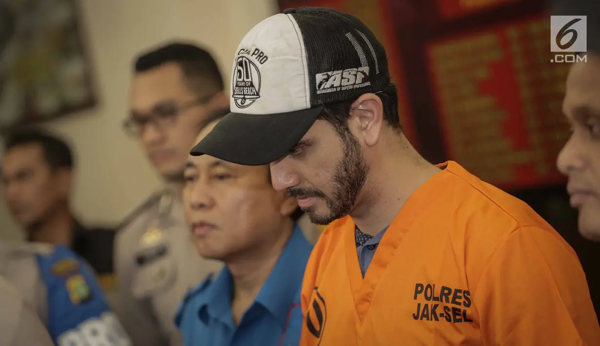 Ekspresi aktor Fachri Albar saat dihadirkan dalam gelar rilis di Polres Jakarta Selatan, Rabu (14/2). Penangkapan Fachri tersebut menambah panjang daftar artis yang ditangkap karena narkoba. (Liputan6.com/Faizal Fanani)