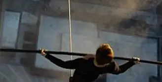 Joseph Gordon Levitt memerankan tokoh Philppe Petit di film ‘Walk’, seorang pemberani yang berjalan di atas kawat setinggi 1.300 kaki di antara gedung kembar New York tanpa satu pun pengaman. (via dailymail.co.uk)