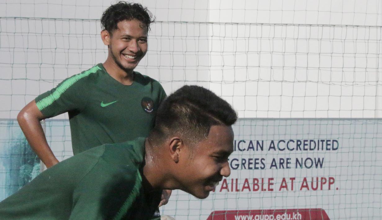 Pemain Timnas Indonesia U-22, Gian Zola, tertawa saat latihan di Lapangan AUPP, Phnom Penh, Selasa (19/2). Latihan ini persiapan jelang laga Piala AFF U-22 melawan Malaysia. (Bola.com/Zulfirdaus Harahap)