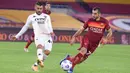 Pemain Benevento, Iago Falque berebut bola dengan gelandang AS Roma, Henrikh Mkhitaryan dalam lanjutan Serie A Italia, di Stadion Olimpico, Senin (19/10/2020). AS Roma menang 5-2 atas tamunya Benevento dalam laga tersebut. (Luciano Rossi/LaPresse via AP)