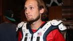 Daley Blind mencoba perlengkapan American Football. (Manutd.com)