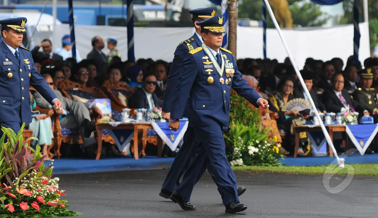 Kepala Staf Angkatan Udara (Kasau) Marsekal TNI Agus Supriatna berjalan untuk memeriksa pasukan upacara peringatan Hari Ulang Tahun ke-69 TNI AU Tahun di Pangkalan Udara Halim Perdanakusuma, Jakarta, Kamis (9/4/20015). (Liputan6.com/Herman Zakharia)