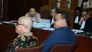 Komisaris PT Murakabi Sejahtera, Irvanto Hendra Pambudi (kanan) menyimak pertanyaan saat menjadi saksi pada sidang dugaan korupsi proyek e-KTP dengan terdakwa, Setya Novanto di Pengadilan Tipikor, Jakarta, Senin (5/3). (Liputan6.com/Helmi Fithriansyah)