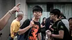 Pemimpin Mahasiswa pengunjuk rasa, Joshua Wong (tengah) tiba di pengadilan Hong Kong, Cina, Jumat (28/8/2015). Wong dituntut atas tuduhan memanjat pagar kompleks gedung pemerintah pada awal demonstrasi. (AFP PHOTO/Philippe Lopez)