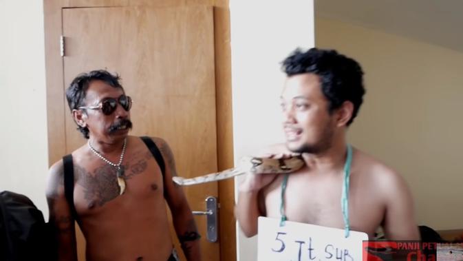 Panji bawa ular masuk mall (Sumber: YouTube/Panji Petualang)