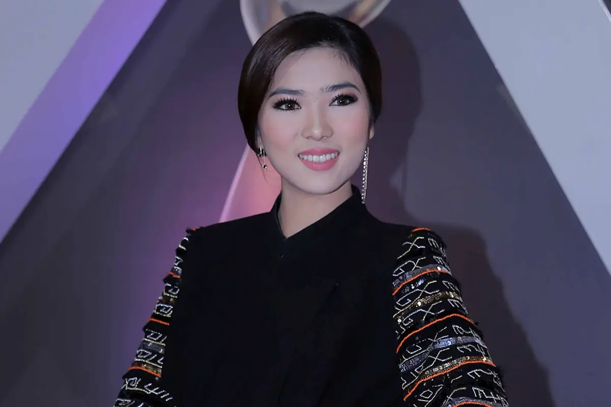 [Bintang] Isyana Sarasvati Ikut Promosikan Film Cek Toko Sebelah