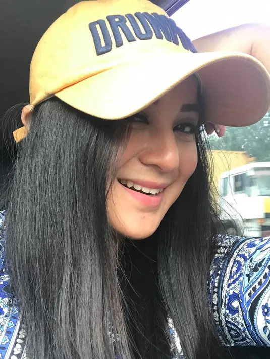 Melalui tulisan panjang, dengan memajang foto bersama neneknya yang sedang sakit sebelum masuk rumah sakit. Sebuah klarifikasi di tulis Jumat (2/2) siang. Baru tiga jam, telah disukai ribuan warganet. (Instagram/juwitabahar11)