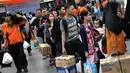Sejumlah penumpang terlihat mengantri di Stasiun Pasar Senen, Jakarta, Jumat (13/3/2015). PT KAI akan menaikkan harga tiket per 1 April 2015, kenaikan dipengaruhi oleh fluktuasi harga bahan bakar minyak. (Liputan6.com/Faizal Fanani)
