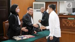 Terdakwa kasus pembunuhan Brigadir Yosua Hutabarat, Arif Rachman bersalamanan dengan kuasa hukum usai sidang lanjutan di PN Jakarta Selatan, Jakarta, Selasa (8/11/2022). Majelis Hakim Pengadilan Negeri (PN) Jakarta Selatan memutuskan menolak eksepsi atau nota keberatan yang dilayangkan terdakwa mantan Wakaden B Biropaminal Divpropam Polri, AKBP Arif Rachman Arifin.  (Liputan6.com/Faizal Fanani)