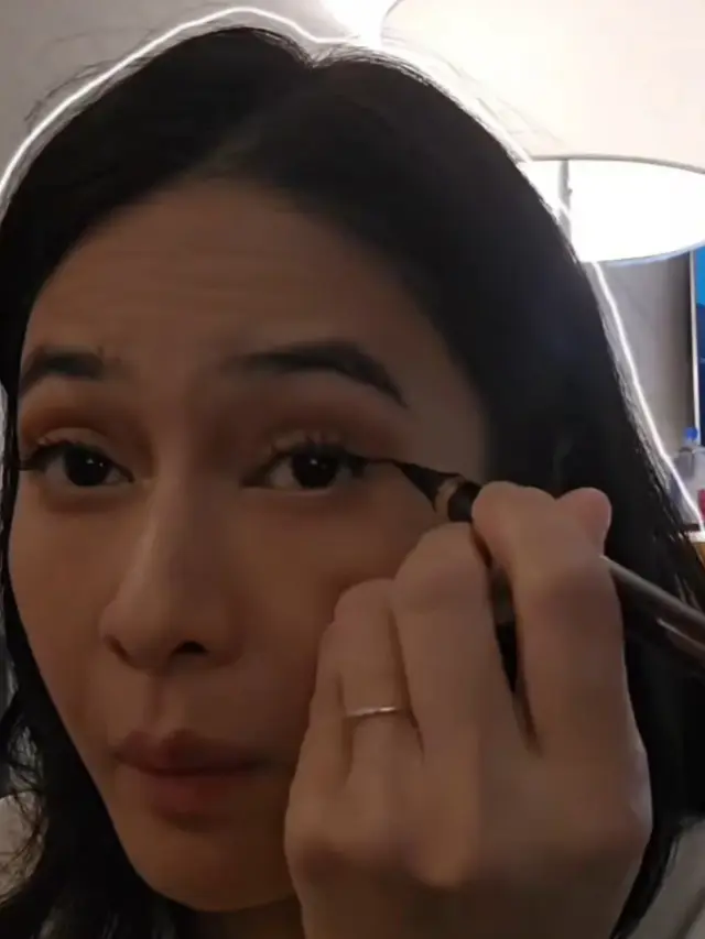 Dian Sastrowardoyo mengaplikasikan eyeliner untuk acara di Toronto International Film Festival 2025. [@therealdisastr]
