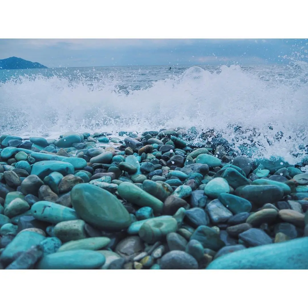 Pantai Batu Biru, Ende, Flores, NTT. (Sumber Foto: aliefprisma/Instagram)