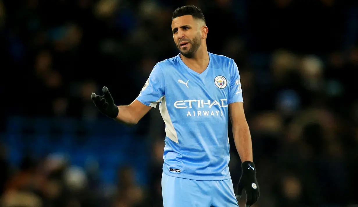 Riyad Mahrez merupakan salah satu pemain paling bersinar di Manchester City musim ini. Namun pemain aljazair itu bisa menjadi korban kedatangan Erling Haaland karena City bisa saja menjualnya untuk mengurangi beban gaji serta menumpuknya pemain di lini depan. (AFP/Lindsey Parnaby)