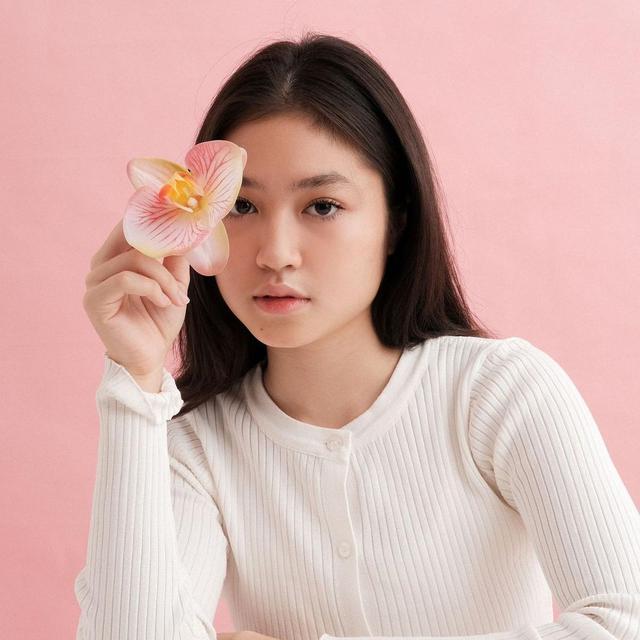 Baru Debut, Ini 6 Potret Anastasia Gabriella Putri Sendy Taroreh ‘Dari Jendela SMP’