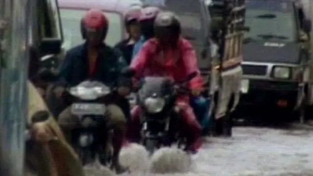 [VIDEO] Banjir, Kendaraan ke Pantura Mengular di Semarang-Subang