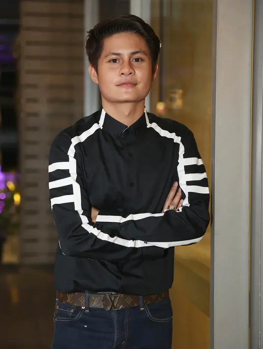 Seringnya mendegar azan magrib, menuntun Esal Revano memutuskan untuk mualaf. Panggilan orang Islam untuk shalat itu yang menuntunnya menjadi muslim. Meski ia sadar keputusan merubah keyakinan itu memunculkan pro dan kontra. (Bambang E. Ros/Bintang.com)